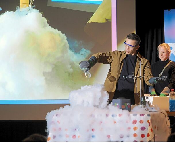 Eric Maier vom ZDF unterhält die Freiberger Schüler zunächst mit einer Wissensshow – dann aber geht es vor allem um die Frage, wie man Fake News erkennt.