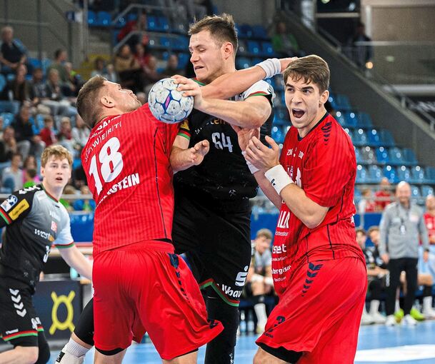 Kurz vor seiner Verletzung in der SG-Mangel: Max Hejny (Mitte) gegen seine Ex-Mitspieler Fabian Wiederstein (links) und Nikola Vlahovic.