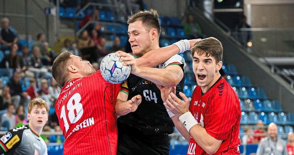 Kurz vor seiner Verletzung in der SG-Mangel: Max Hejny (Mitte) gegen seine Ex-Mitspieler Fabian Wiederstein (links) und Nikola Vlahovic.