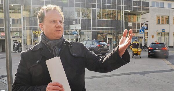 Oberbürgermeister Matthias Knecht kennt die Probleme rund um den Bahnhof. In seinem heutigen Erscheinungsbild eigne sich der Bahnhof nicht als Visitenkarte der Stadt, der er eine hohe Lebensqualität und Aufenthaltsqualität bescheinigt.