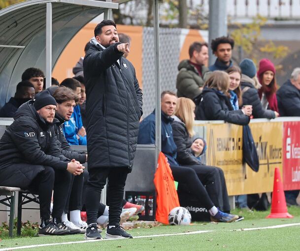 Der Co-Trainer und Sportliche Leiter Ferdinand Groß (links sitzend) äußert sich klar zur Zukunft beim FSV und von Trainer Daniel Zmpitas (stehend).