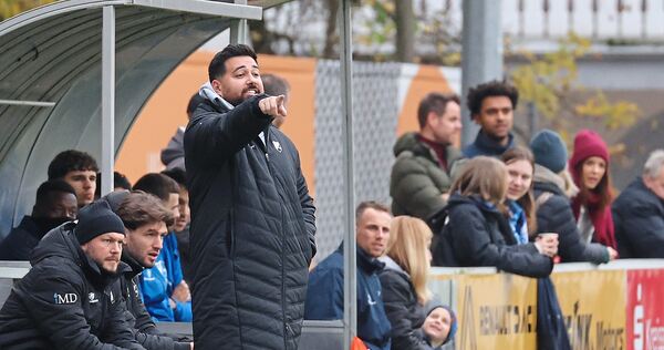 Der Co-Trainer und Sportliche Leiter Ferdinand Groß (links sitzend) äußert sich klar zur Zukunft beim FSV und von Trainer Daniel Zmpitas (stehend).