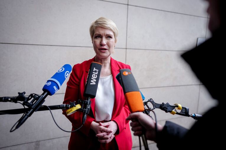 Sondersitzung des SPD-Präsidiums zur Reformagenda Sondersitzung des SPD-Präsidiums zur Reformagenda