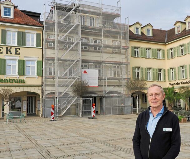Eberhard Klünder vor dem Marktplatz 6, das vor 300 Jahren kurz nach der Apotheke gebaut wurde. Saniert wird noch bis Pfingsten.