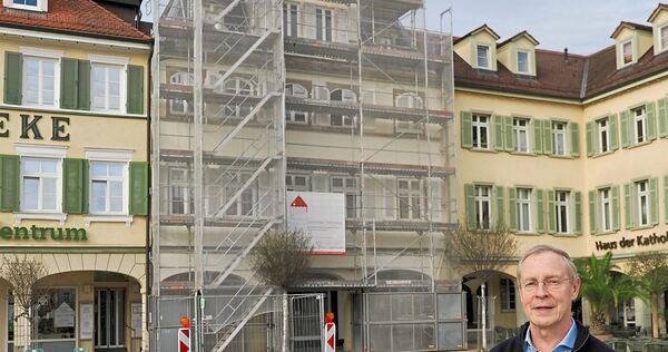 Eberhard Klünder vor dem Marktplatz 6, das vor 300 Jahren kurz nach der Apotheke gebaut wurde. Saniert wird noch bis Pfingsten.