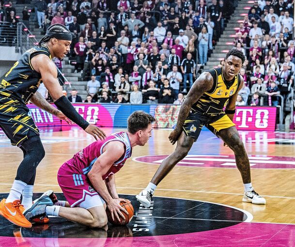 Stef Smith (links) und Babacar Sane (rechts) kesseln den Bonner Grayson Murphy ein.