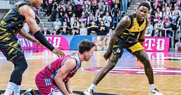 Stef Smith (links) und Babacar Sane (rechts) kesseln den Bonner Grayson Murphy ein.