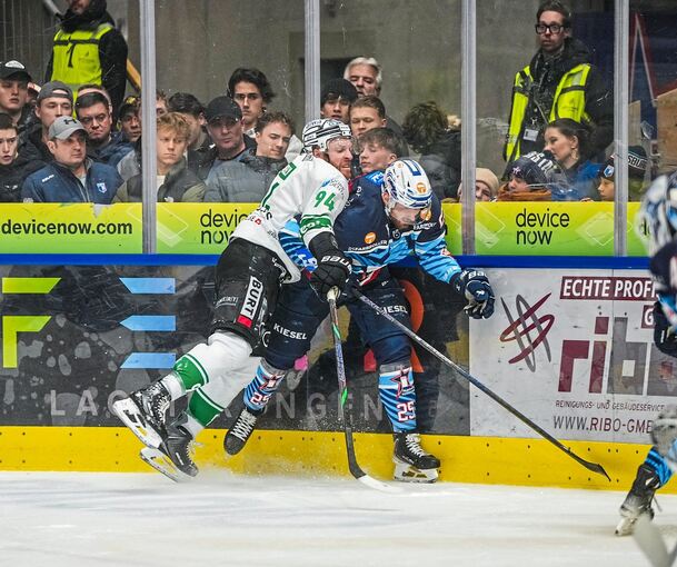 Voller Körpereinsatz: Der Bietigheimer Doppeltorschütze Tyler McNeely (links) checkt Ravensburgs Philipp Mass an der Bande.