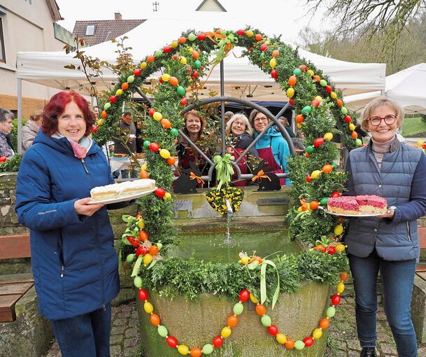Die Vorsitzenden der Landfrauen, Margot Hochberg und Ute Paulwitz (vorne von links) bei der Einweihung des Osterbrunnens.