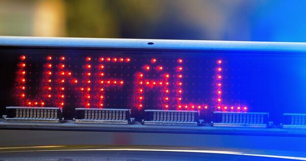 Eine Fahrbahn muss wegen des Unfalls kurzzeitig gesperrt werden.