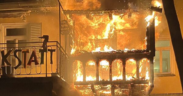 Nach einem Mülltonnenbrand brennt es auch im Gebäude.