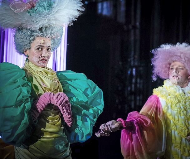 Absurde Kostümverortungen irgendwo zwischen buntem Knallbonbon und Sonnenkönig Louis XIV: Szene aus „Der ideale Mann“.