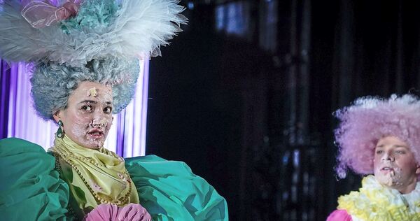 Absurde Kostümverortungen irgendwo zwischen buntem Knallbonbon und Sonnenkönig Louis XIV: Szene aus „Der ideale Mann“.