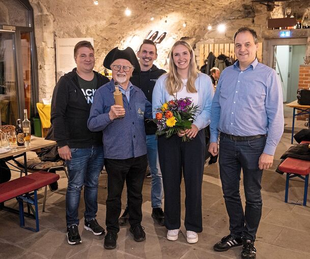 Madlene Kühnle-Eberle freut sich über die unerwarteten Geschenke.