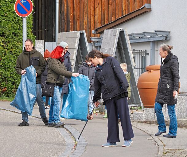 Fleißige Müllsammler bei der Arbeit.