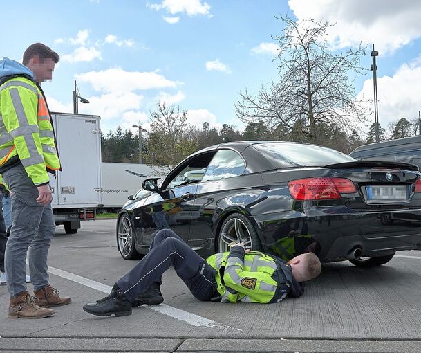 Gibt es Schleifspuren an dem tiefergelegten Sportwagen? Ein Polizist schaut da bei der Kontrolle genau hin. Auf getunten Autos lag dann bei einer weiteren Kontrolle am Freitagabend in Böblingen der Fokus.