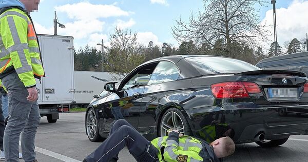 Gibt es Schleifspuren an dem tiefergelegten Sportwagen? Ein Polizist schaut da bei der Kontrolle genau hin. Auf getunten Autos lag dann bei einer weiteren Kontrolle am Freitagabend in Böblingen der Fokus.