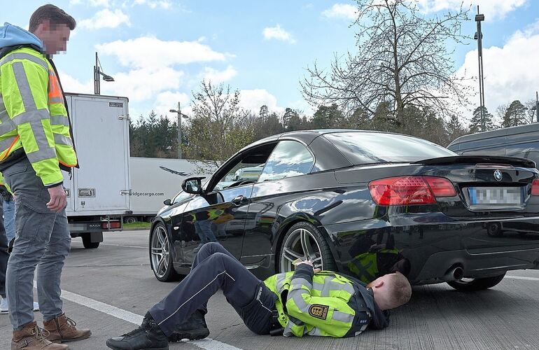 Gibt es Schleifspuren an dem tiefergelegten Sportwagen? Ein Polizist schaut da bei der Kontrolle genau hin. Auf getunten Autos lag dann bei einer weiteren Kontrolle am Freitagabend in Böblingen der Fokus.