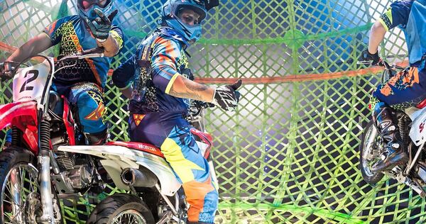 Die Motorradfahrer im „Globe of Death“.