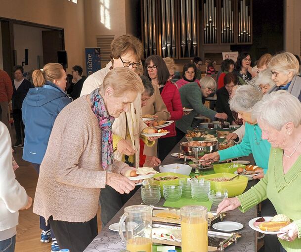 Rund 90 Frauen treffen sich in der Karlshöhe zum Frühstück.