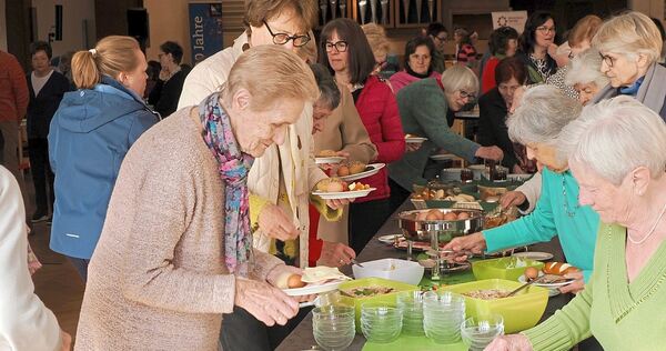 Rund 90 Frauen treffen sich in der Karlshöhe zum Frühstück.
