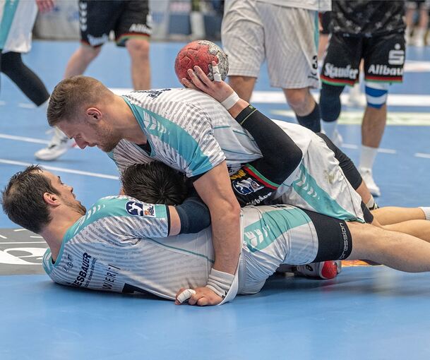 Essens Max Neuhaus (Mitte) geht zwischen den Bietigheimer Verteidigern Dominik Claus (unten) und Fabian Wiederstein verloren.