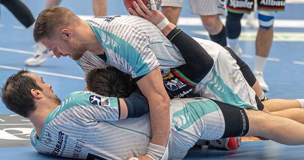 Essens Max Neuhaus (Mitte) geht zwischen den Bietigheimer Verteidigern Dominik Claus (unten) und Fabian Wiederstein verloren.