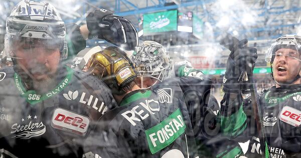 Mittendrin: Goldhelm Cole Fonstad wird von seinen Mitspielern für seinen Siegtreffer gefeiert.