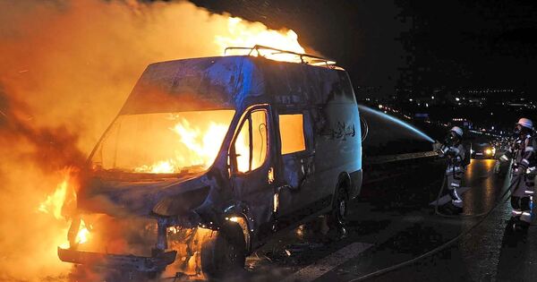 Van engulfed in flames: Ditzingen fire brigade deployed on the A81