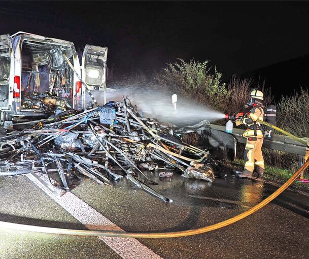 Der gesamte Inhalt des Transporters muss ausgeräumt werden.