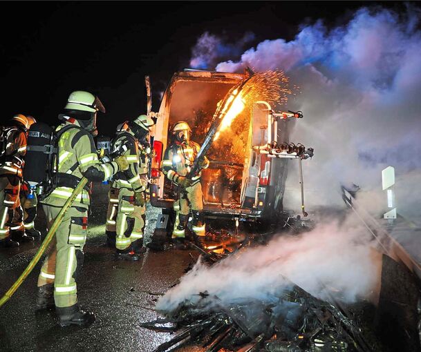 Drei Stunden lang ist die Feuerwehr im Einsatz.