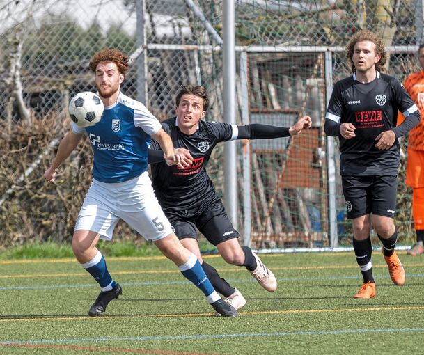 Es geht zur Sache im Spiel des TSV Bönigheim (in Blau) gegen die SpVgg Bissingen.