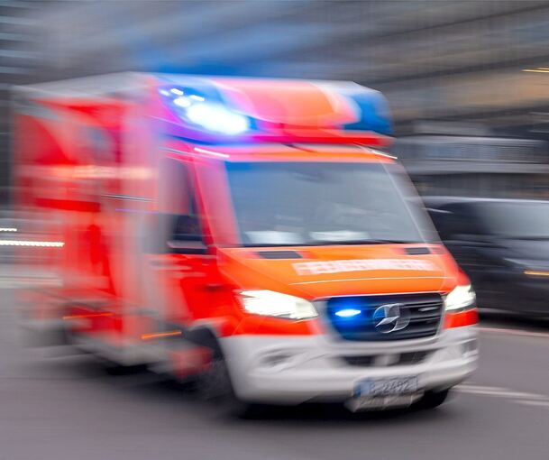 Der Rettungsdienst bringt den 76-Jährigen und seine Frau ins Krankenhaus. Der Rettungsdienst bringt den 76-Jährigen und seine Frau ins Krankenhaus.