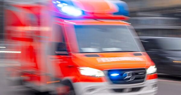 Der Rettungsdienst bringt den 76-Jährigen und seine Frau ins Krankenhaus.