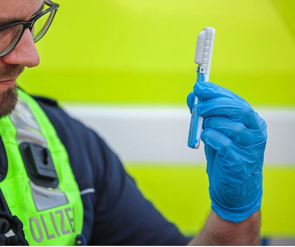 Die Polizei hat einen Drogenvortest gemacht. Die Polizei hat einen Drogenvortest gemacht.