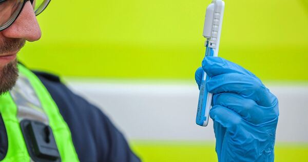 Die Polizei hat einen Drogenvortest gemacht.