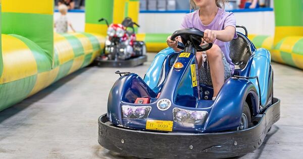 Ab Ostersamstag gibt es im Ninja-Parcours auf der Ludwigsburger Kunsteisbahn auch diesen Sommer über wieder sportlichen Spaß für Jung und Alt.