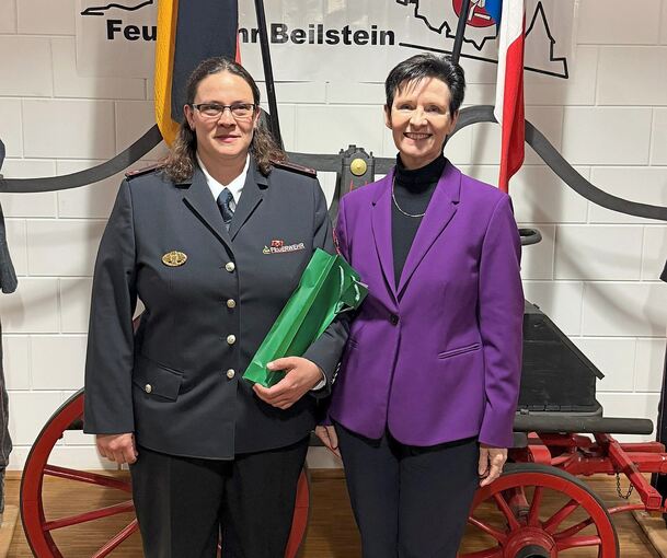 Die stellvertretende Beilsteiner Feuerwehrkommandantin Rebecca Bernet mit Bürgermeisterin Barbara Schoenfeld.