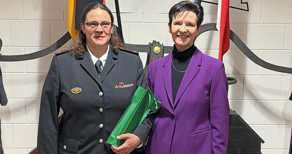 Die stellvertretende Beilsteiner Feuerwehrkommandantin Rebecca Bernet mit Bürgermeisterin Barbara Schoenfeld.