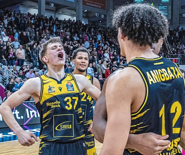 Mit breiter Brust: Julis Baumer (links) und Lenny Anigbata übernehmen Verantwortung im Trikot der Riesen.