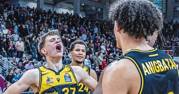 Mit breiter Brust: Julis Baumer (links) und Lenny Anigbata übernehmen Verantwortung im Trikot der Riesen.