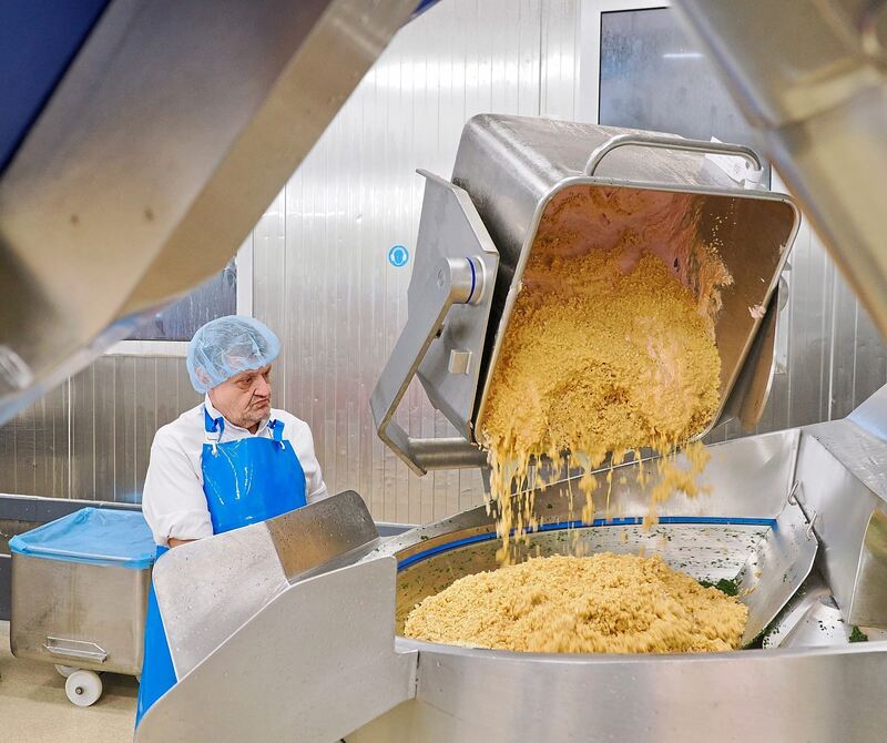 Für die Zubereitung der Füllung werden die Zutaten in den Kutter gegeben. Für die Zubereitung der Füllung werden die Zutaten in den Kutter gegeben.