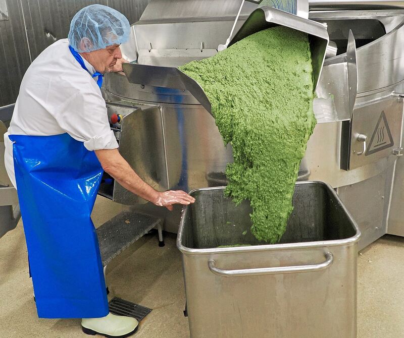 Die fertige Maultaschenfüllung fließt in einen Rollbehälter. Die fertige Maultaschenfüllung fließt in einen Rollbehälter.