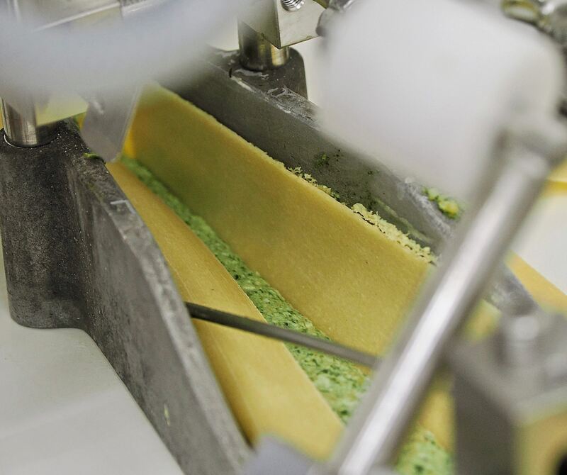 Die Maultaschen werden maschinell gerollt. Die Maultaschen werden maschinell gerollt.