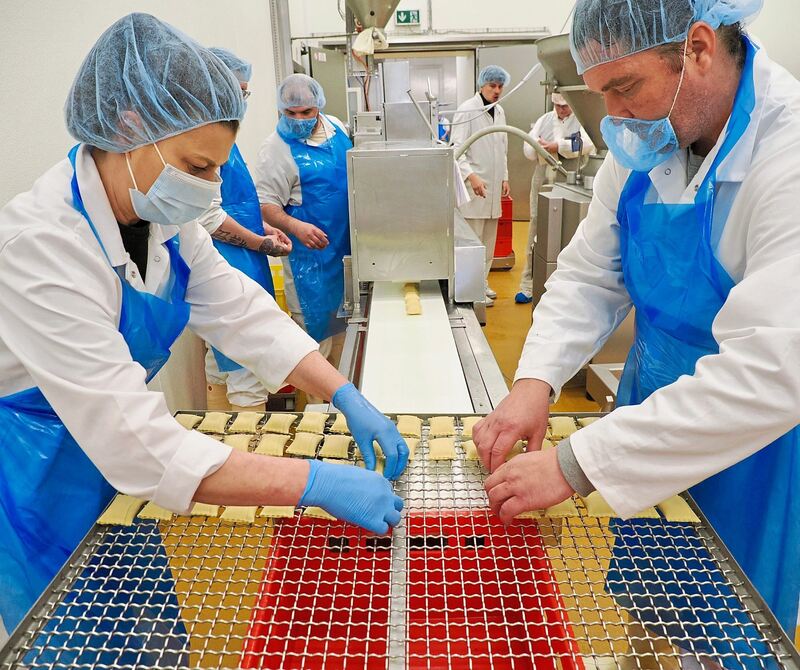 Maultaschenproduktion bei „Der Metzger Schneider“ in Freiberg. Hier werden sie auf Gitter gelegt, um danach gekocht zu werden. Maultaschenproduktion bei „Der Metzger Schneider“ in Freiberg. Hier werden sie auf Gitter gelegt, um danach gekocht zu werden.