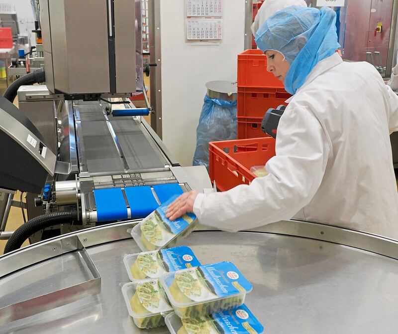 Die abgepackte Ware wird etikettiert. Die abgepackte Ware wird etikettiert.