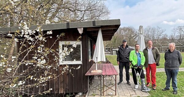 Eines der Bauwerke auf dem Bogenschießplatz, der laut Bima nicht mehr sicher ist. Auf dem Foto von links: MTV-Vizechef Reiner Köttgen, Bogenschützen-Abteilungschef Jürgen Uhlmann, OB Matthias Knecht, Vereinsmitglied Manfred Herczig.