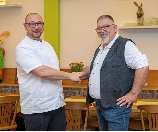 Nico Faisst (links) wird der neue Partner von Panagiotis Athanassiadis in der „Keglerklause“.