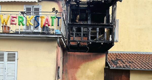 Unterhalb der hölzernen Balkons befand sich der Müllcontainer, der am Samstag gegen 2.20 Uhr in Brand gesetzt wird. Das Feuer zerstört den Balkon vollständig, ein Fenster zerspringt, Rauch dringt ins Gebäude.