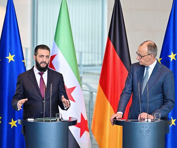 Bundeskanzler Friedrich Merz (CDU, re.) und Ahmed al-Scharaa, Präsident der syrischen Übergangsregierung, während ihrer Statements nach den Gesprächen im Bundeskanzleramt.